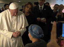 Chora na raka śpiewa "Ave Maria" dla papieża