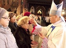 Podczas Eucharystii kapłani udzielali wiernym sakramentu chorych