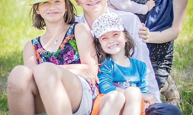 Beata i Szymon Puławscy, małżeństwo od 13 lat, rodzice trzech dziewczynek. Swoim doświadczeniem od kilku lat dzielą się z narzeczonymi 