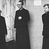  Pierwsi duszpasterze parafii (od prawej): ks. Stanisław Tkacz,  ks. Henryk Madej, ks. Kazimierz Sawostianik