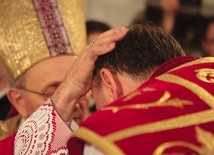  Moment nałożenia rąk w czasie święceń biskupich