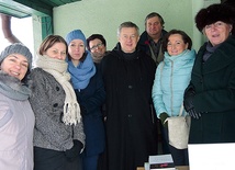  Członkowie wspólnoty „Sychar” z o. Sylwestrem Miecznikiem w żywieckiej parafii św. Floriana podczas „Niedzieli Sycharowskiej” 