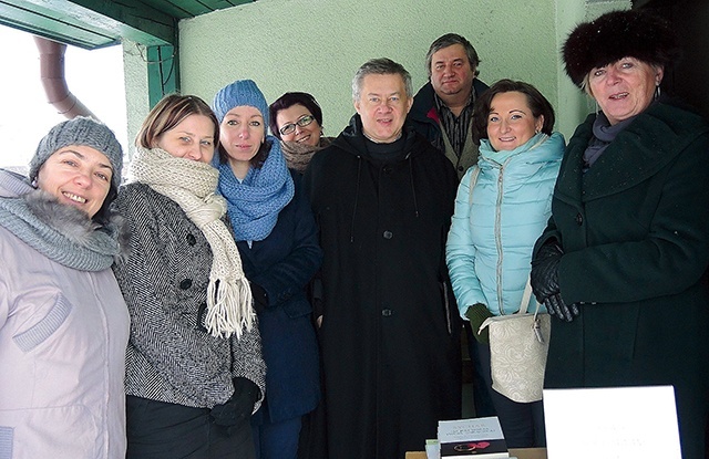  Członkowie wspólnoty „Sychar” z o. Sylwestrem Miecznikiem w żywieckiej parafii św. Floriana podczas „Niedzieli Sycharowskiej” 