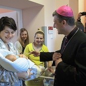  Bp Roman Pindel odwiedził m.in. oddział noworodków w szpitalu przy ul. Wyspiańskiego