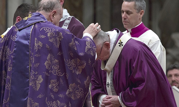  10.02.2016, Watykan. Papież Franciszek przewodniczył Mszy św. w Środę Popielcową wyjątkowo nie w bazylice św. Sabiny na Awentynie, ale w bazylice św. Piotra. Rozesłał ok. 1000 misjonarzy miłosierdzia