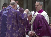 10.02.2016, Watykan. Papież Franciszek przewodniczył Mszy św. w Środę Popielcową wyjątkowo nie w bazylice św. Sabiny na Awentynie, ale w bazylice św. Piotra. Rozesłał ok. 1000 misjonarzy miłosierdzia
