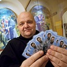 – Wydrukowaliśmy już  91 tys. obrazków z relikwiami – opowiada br. Jan Hruszowiec