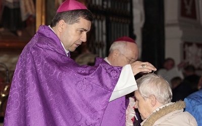  Powyżej: Z biskupem ordynariuszem Eucharystię sprawował wyświęcony niedawno bp Wojciech Osial