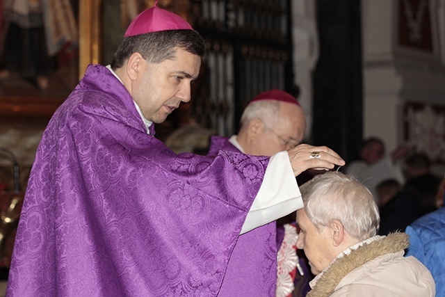 Powyżej: Z biskupem ordynariuszem Eucharystię sprawował wyświęcony niedawno bp Wojciech Osial