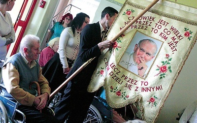 Do kaplicy przybywają wszyscy chorzy mogący się poruszać. To wielkie wydarzenie