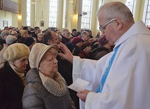  Podczas Mszy św. chorym udzielono sakramentu namaszczenia olejem świętym