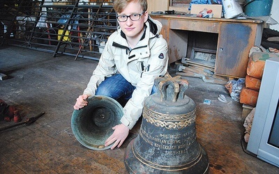   Adam pokazuje uszkodzony mniejszy dzwon