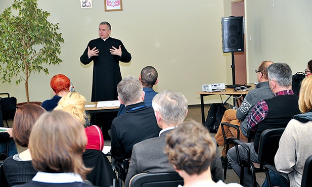  Szczecinek, 13 lutego: – Miłość ma wzrastać, a nie tylko trwać – podkreśla ks. Szymczak. Więcej o fundacji „Pomoc Rodzinie” i o samych programach na: www.fpr.pl