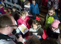 Powyżej: Przygotowana przesyłka była pokaźna. Zmieściły się wszystkie walentynkowe prace, które dotrą  do ojca świętego