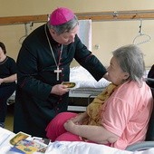  Odwiedzając chorych, bp Tomasik wręczał im książeczkę  „Ani dnia bez modlitwy” z tekstami sł. Bożego bp. Piotra Gołębiowskiego