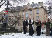  Historię tego miejsca i stojącego tu od 100 lat krzyża przypomniał Sławomir Adamiec (pierwszy w rzędzie od lewej). Modli się ks. Jacek Wieczorek