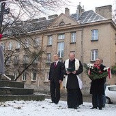  Historię tego miejsca i stojącego tu od 100 lat krzyża przypomniał Sławomir Adamiec (pierwszy w rzędzie od lewej). Modli się ks. Jacek Wieczorek