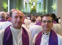  Ks. Jan Bartoszek (z lewej) i ks. Michał Dąbrówka – misjonarze miłosierdzia z diecezji tarnowskiej