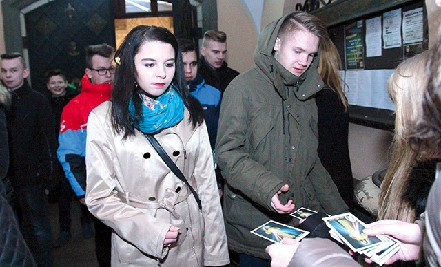  Rozdawany po Mszy św. obrazek Pana Jezusa Miłosiernego z modlitwą zawierzenia ŚDM był biletem wstępu na karnawałową zabawę