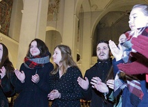  Młodzi w Okulicach pokazali, że można uwielbiać Boga nie tylko na klęczkach, ale też przez śpiew i taniec