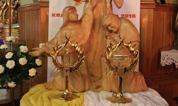 Relikwiarze św. Faustyny i św. Jana Pawła II stanęły przed ich rzeźbionymi figurami