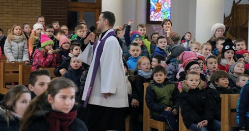 Ks. Grzegorz Lipiec rozmawiał z dziećmi o Bożym miłosierdziu