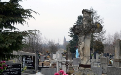 Na cmentarzu w Odechowie zabytkowe nagrobki sąsiadują ze współczensymi