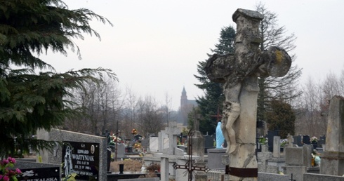 Na cmentarzu w Odechowie zabytkowe nagrobki sąsiadują ze współczensymi