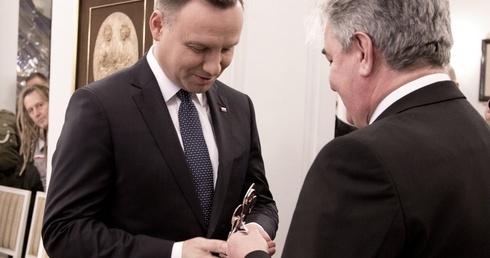 Relikwie bł. Frelichowskiego wręczył prezydentowi siostrzeniec błogosławionego hm. Zygmunt Jaczkowski