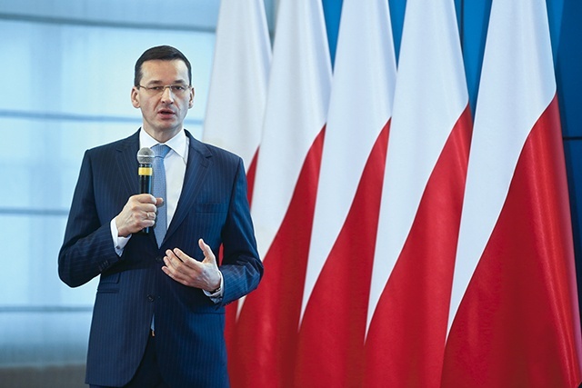 Mateusz Morawiecki jest wiceprezesem Rady Ministrów i ministrem rozwoju. W latach 2007–2015 był prezesem Banku Zachodniego WBK. Ukończył historię na Uniwersytecie Wrocławskim oraz ekonomię (Wrocław, Hamburg), a także prawo europejskie w Bazylei. W latach 80. angażował się w działalność opozycyjną, za co był represjonowany. Działał w Solidarności Walczącej i NZS. Ma 48 lat, żonę i czworo dzieci.