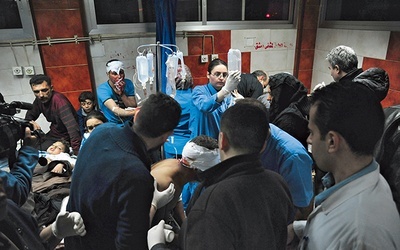  21.02.2016. Damaszek, Syria. Ranni w czasie zamachów otrzymują pomoc medyczną w jednym ze szpitali w Damaszku. W kilku wybuchach, do których doszło na przedmieściach syryjskiej stolicy, zginęły 62 osoby, a ponad 180 zostało rannych.