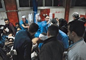  21.02.2016. Damaszek, Syria. Ranni w czasie zamachów otrzymują pomoc medyczną w jednym ze szpitali w Damaszku. W kilku wybuchach, do których doszło na przedmieściach syryjskiej stolicy, zginęły 62 osoby, a ponad 180 zostało rannych.
