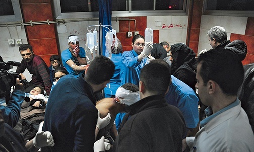  21.02.2016. Damaszek, Syria. Ranni w czasie zamachów otrzymują pomoc medyczną w jednym ze szpitali w Damaszku. W kilku wybuchach, do których doszło na przedmieściach syryjskiej stolicy, zginęły 62 osoby, a ponad 180 zostało rannych.