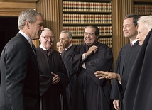 Zdjęcie z 2005 r. Ówczesny prezydent USA George W. Bush (pierwszy z lewej) z sędziami Sądu Najwyższego. Od lewej: John Paul Stevens, Ruth Bader Ginsburg, David Souter, Antonin Scalia, John Roberts i Sandra Day O'Connor