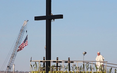 Przy krzyżach ustawionych na granicy meksykańsko-amerykańskiej Franciszek modlił się za tych, którzy zginęli w tym miejscu. Po Mszy św. papież odwiedził więzienie w Ciudad Juárez