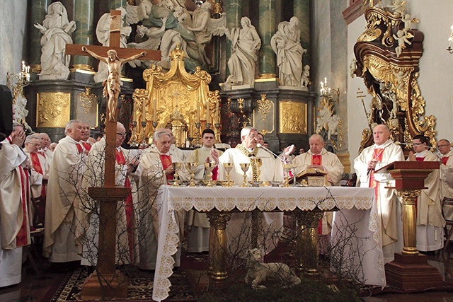 – Bazylika się zmieniła, nie ma już tej posadzki, na której leżałem krzyżem, wszystko nowe, tylko Episkopat jest prawie ten sam – wspominał podczas Mszy św. abp Sławoj Leszek Głodź 