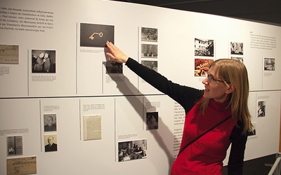  Dr Petelska prezentuje niektóre komponenty wystawy poświęconej „kurierowi z Warszawy”