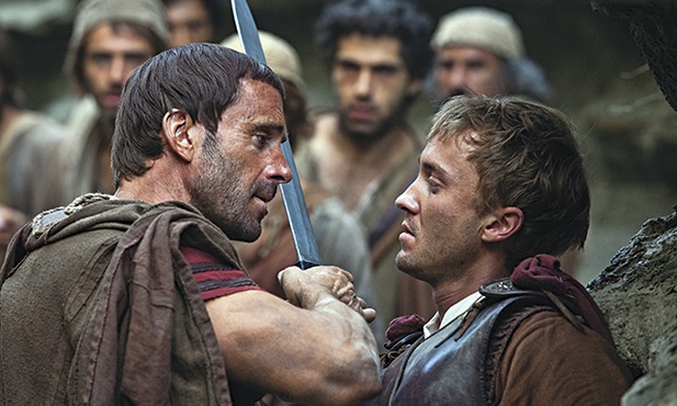 Clavius (Joseph Fiennes, z lewej strony kadru) bez entuzjazmu podejmuje się rozwiązania zagadki zniknięcia ciała Jezusa, ale z czasem ta sprawa staje się jego obsesją