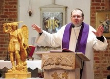  Tygodniowe rekolekcje w Karlinie dotyczące sakramentów poprowadził ks. Tomasz Roda