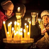  Przy każdym imieniu przyjaciele bezdomnych zapalali na znak pamięci świecę przed ołtarzem. Galeria zdjęć na: warszawa.gosc.pl