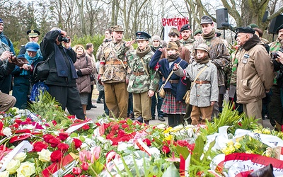   Na uroczystości pogrzebowe przybyli kombatanci, harcerze i mieszkańcy Warszawy