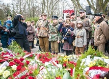   Na uroczystości pogrzebowe przybyli kombatanci, harcerze i mieszkańcy Warszawy