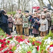   Na uroczystości pogrzebowe przybyli kombatanci, harcerze i mieszkańcy Warszawy