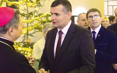  Janusz Reszelewski, burmistrz Drzewicy, podczas opłatkowego spotkania samorządowców z bp. Henrykiem Tomasikiem 