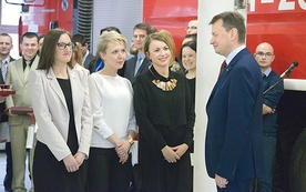  Minister z nagrodzonym zespołem radomskiego CPR 