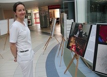 W holu Uniwersyteckiego Szpitala Klinicznego prezentowana jest wystawa, pokazująca osoby po przeszczepach nerek w ich codziennym życiu. Na zdjęciu dr Dorota Kamińska