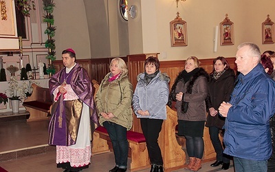 Powyżej: Spotkanie dla nauczycieli religii poprowadził bp Osial. Oni gratulowali mu sakry biskupiej