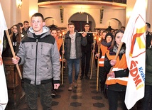  Uroczyste wniesienie krzyża ŚDM do kościoła w Barcicach