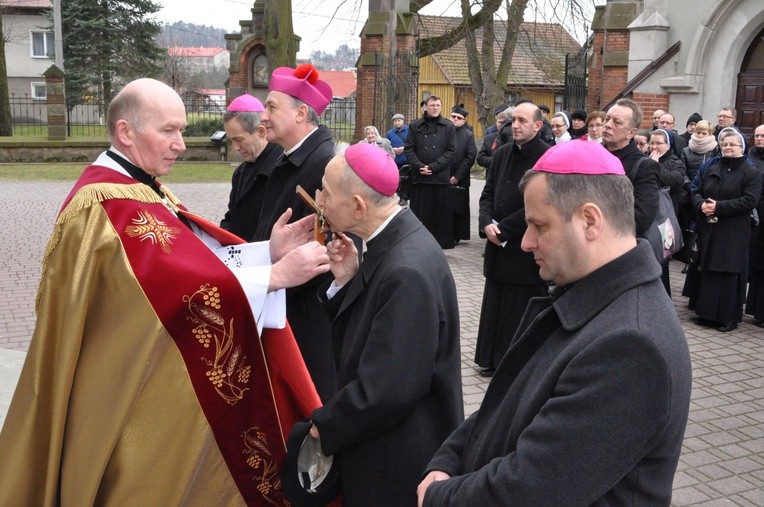 Ucałowanie krzyża przed przekroczeniem Bramy Miłosierdzia