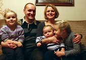  Bartosz jest szczęśliwym mężem Reginy i tatą Magdy, Julii i Janka.  Od 8 lat małżonkowie są na Drodze Neokatechumenalnej 